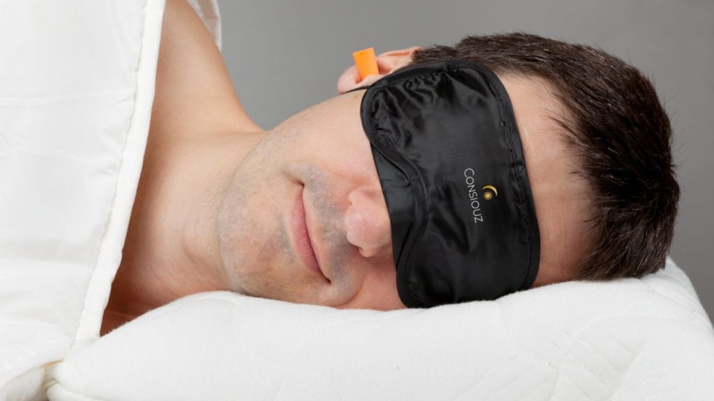 slapen met oordoppen in