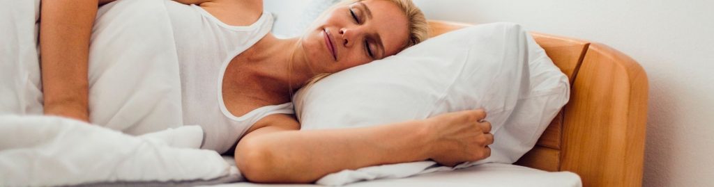 Vrouw die in bed ligt en slaapt